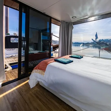 船屋 Douro Floating House *