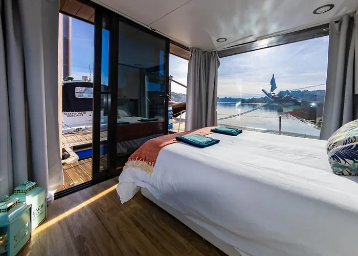 船屋 Douro Floating House *